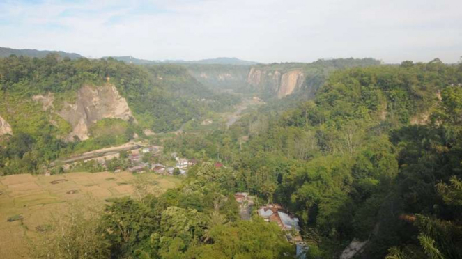 Tebing Objek Wisata Ngarai Sianok Longsor Akibat Gempa Magnitudo