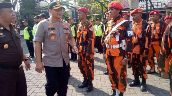 Viral Pria Berseragam Ormas Pp Palak Sopir Truk Di Bogor Polisi