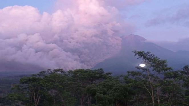 Gunung Semeru Mengalami Kali Gempa Letusan Warga Di Lereng Diminta