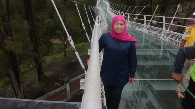 Viral Khofifah Terpeleset Di Jembatan Kaca Gunung Bromo