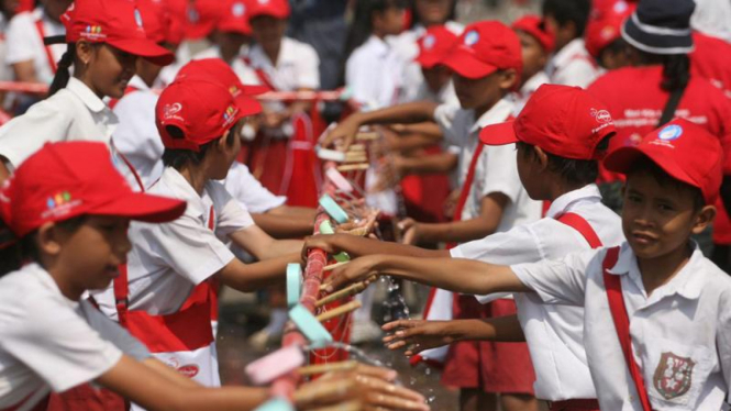 Anak SD cuci tangan.