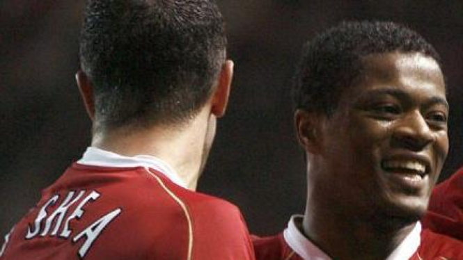 Patrice Evra (kanan) & John O'Shea