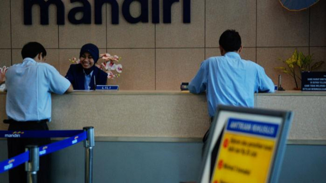 Nasabah transaksi di Bank Mandiri