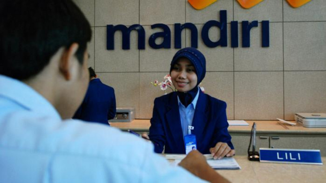 Nasabah transaksi di Bank Mandiri.