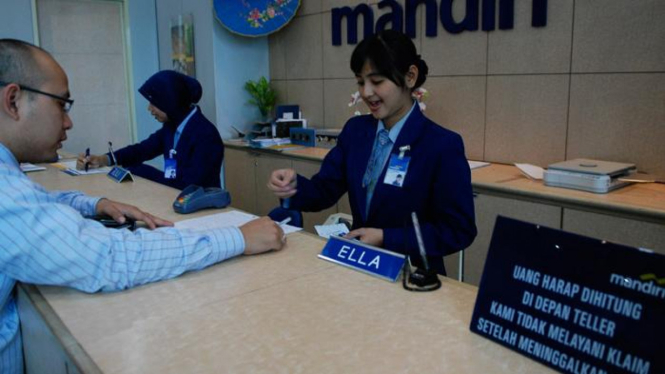 Nasabah transaksi di Bank Mandiri