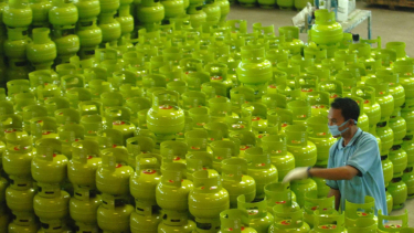 Tabung gas tiga kilogram yang juga diburu keluarga mampu.