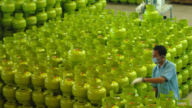 Tabung gas tiga kilogram yang juga diburu keluarga mampu.