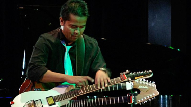 I Wayan Balawan saat tampil di Gedung Kesenian Jakarta