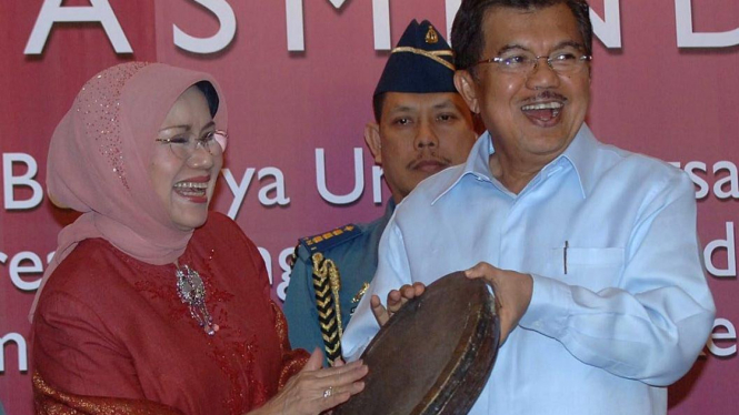 Wapres Jusuf Kalla memukul rebana bersama istrinya, Mufidah.