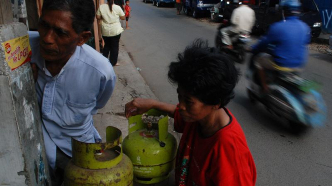 Seorang ibu rumah tangga pengguna gas elpiji 3 kg.