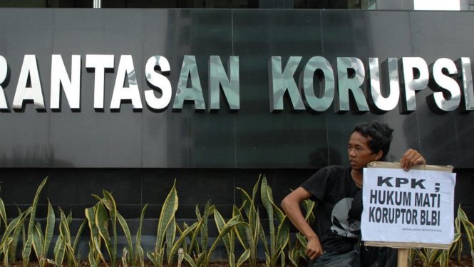 Seorang pengunjuk rasa di depan kantor KPK