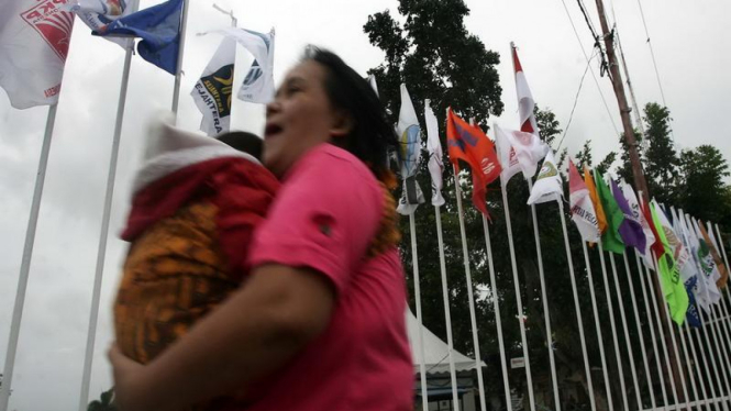Ilustrasi bendera sejumlah parpol berderet di Ocean Corner, Tanjung Pinang.