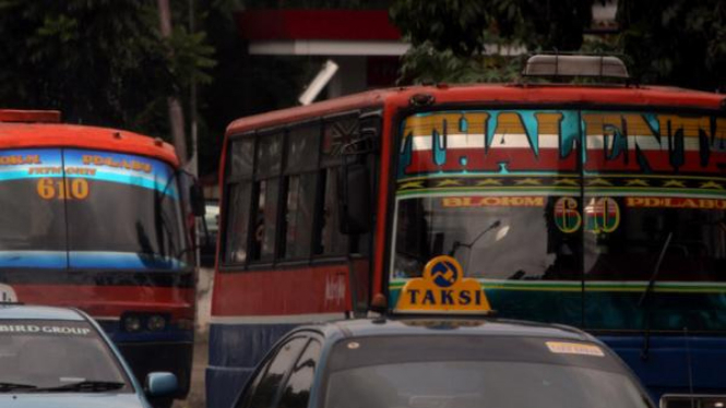 Metromini sedang menungu penumpang.