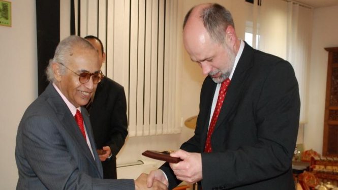Salim Said (kiri) dan Prof. Jiri Pehe dari The New York University di Praha