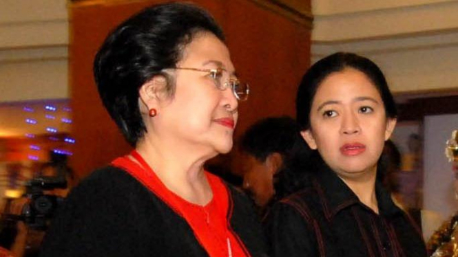 Megawati Soekarnoputri dan anaknya, Puan Maharani.
