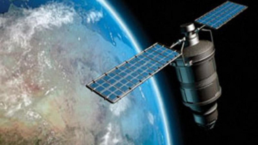 Gambar satelit Iridium mengorbit di atas bumi