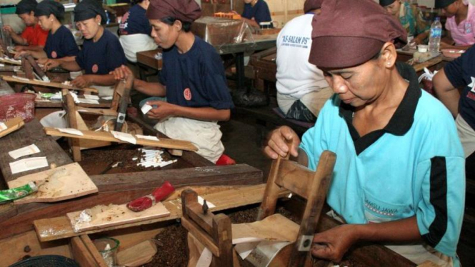 Usai kematian Djamhari pada tahun 1890-an rokok campuran tembakau dan cengkih yang konon dipercaya bisa untuk obat itu mulai dibuat masal di rumah-rumah warga.