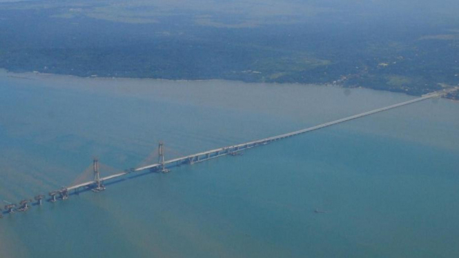 Jembatan terpanjang di Indonesia (5,4 Km) Jembatan Suramadu