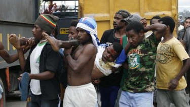 Warga evakuasi korban kerusuhan di Papua. (Foto ilustrasi)