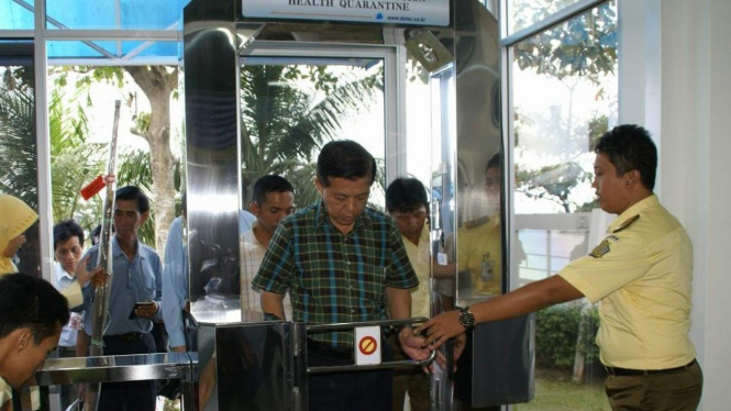 Alat deteksi suhu tubuh di Pelabuhan Batam