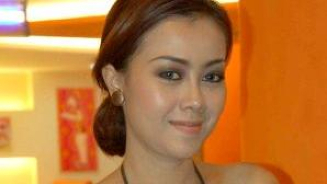 Kakak Elma Theana, Rency Milano