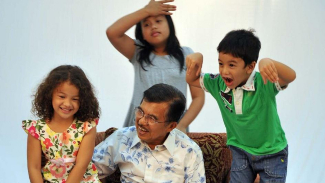 Jusuf Kalla bersama tiga cucunya