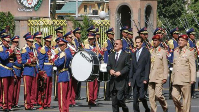  Presiden Ali Abdullah Saleh (berkaca mata) di upacara Hari Unifikasi Yaman