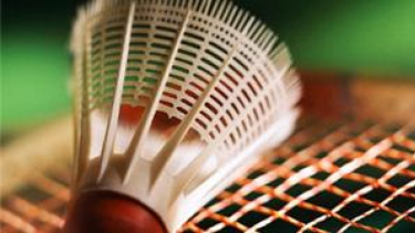 Raket dan shuttle cock badminton