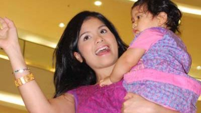Annisa Pohan dan anaknya