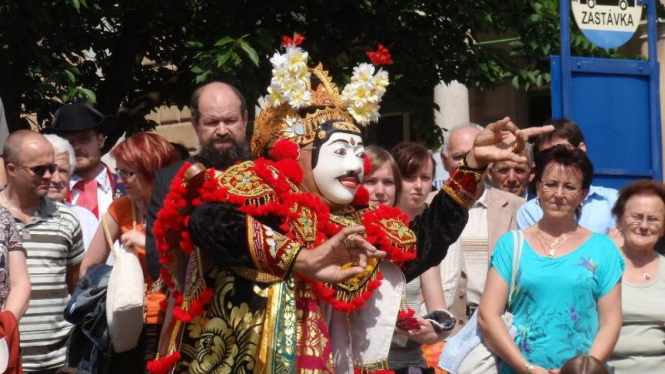 Tari topeng Bali menghibur masyarakat kota Lazne Belohrad, Ceko