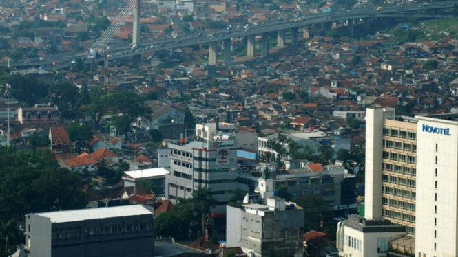 Pemandangan Kota Bandung (tampak jembatan Pasopati) dari udara