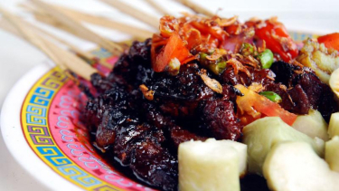 Sate ayam khas Indonesia.