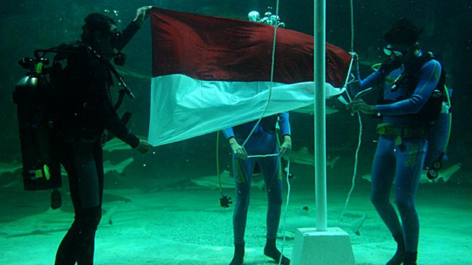Pengibaran Bendera Merah Putih di dalam Air beberapa tahun lalu. 