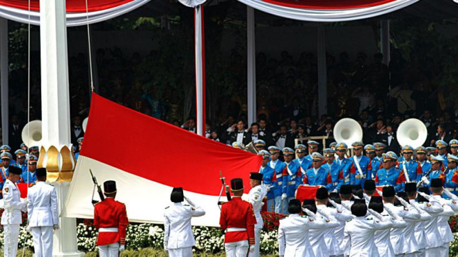 Anggota Paskibraka mengibarkan bendera Merah Putih saat upacara memperingati detik-detik Proklamasi Kemerdekaan di Istana Negara, Jakarta.