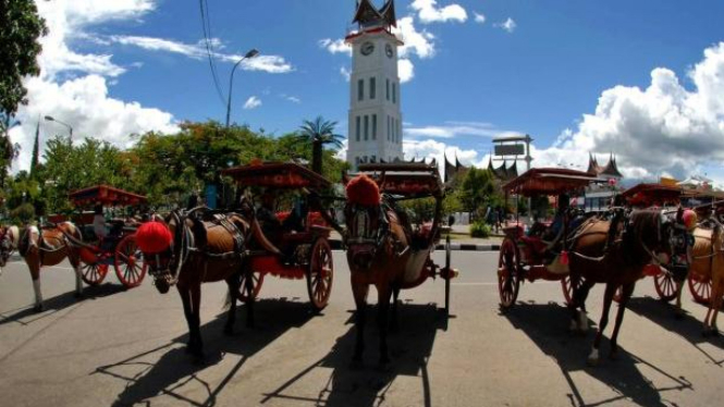 Bendi terparkir di depan objek wisata Jam Gadang di Bukittinggi