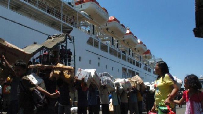 Antre masuk ke kapal di Pelabuhan Tanjung Perak Surabaya
