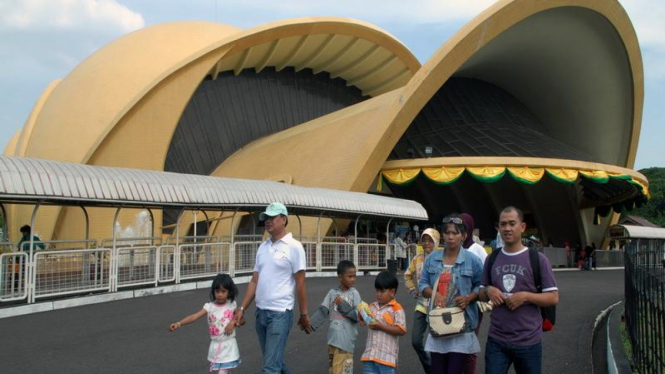 Para pengunjung teater Keong Mas di Taman Mini Indonesia Indah