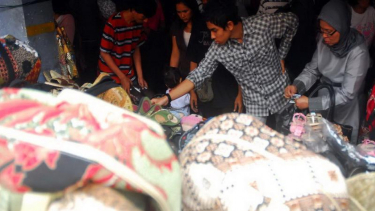 Suasana belanja oleh-oleh di Yogyakarta