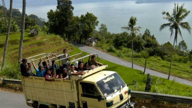 Pemudik naik truk di Jalan Kelok 44 Maninjau, Sumatera Barat