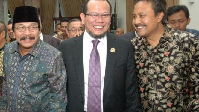 Ketua Kadin Jawa Timur, La Nyalla Mattaliti (tengah).