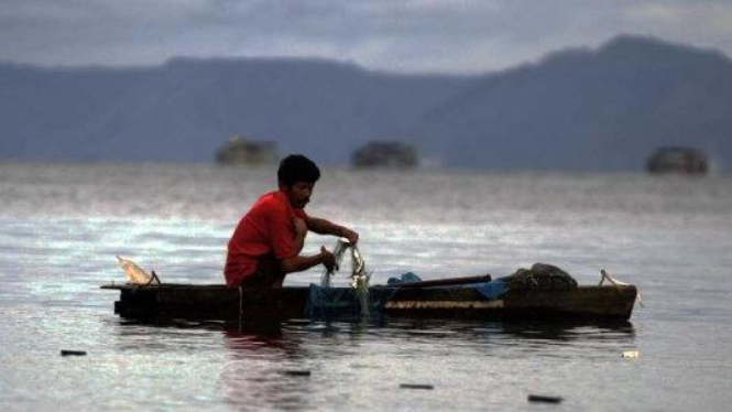 Nelayan menangkap ikan di Danau Toba, Sumatera Utara