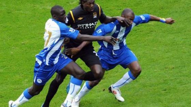 Emanuel Adebayor (tengah)