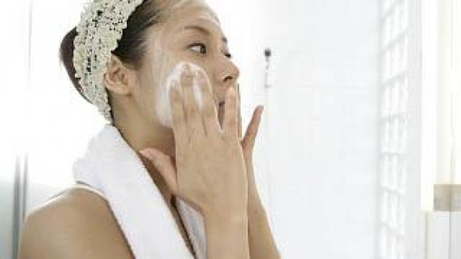 Wanita Cuci Muka