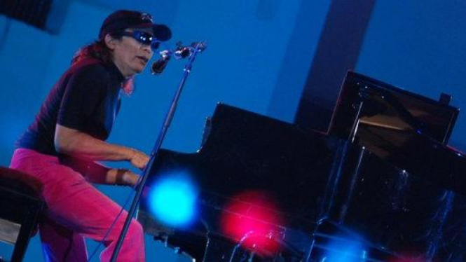 Artis asal Surabaya, Leo Kristi, dalam peringatan Hari Pahlawan 10 November.