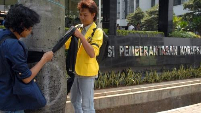 Pita hitam dipasang di depan kantor KPK, duka cita penahanan Bibit-Chandra