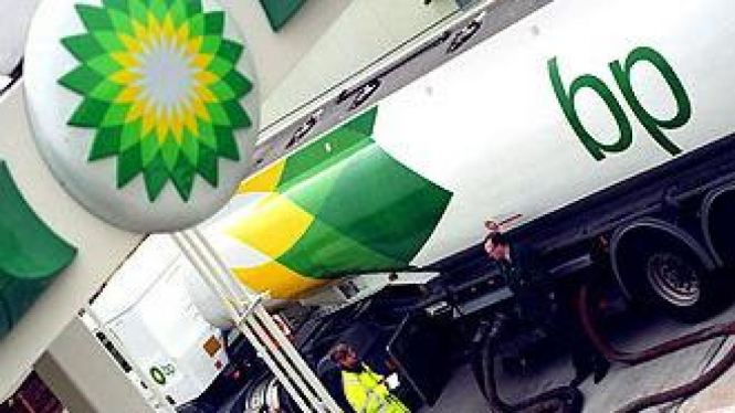 Mobil tangki sedang memasok bahan bakar di SPBU BP