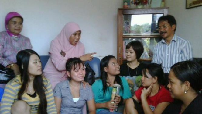 Netty Heryawan berbincang dengan perempuan korban trafficking