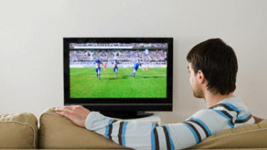 Pria nonton bola.