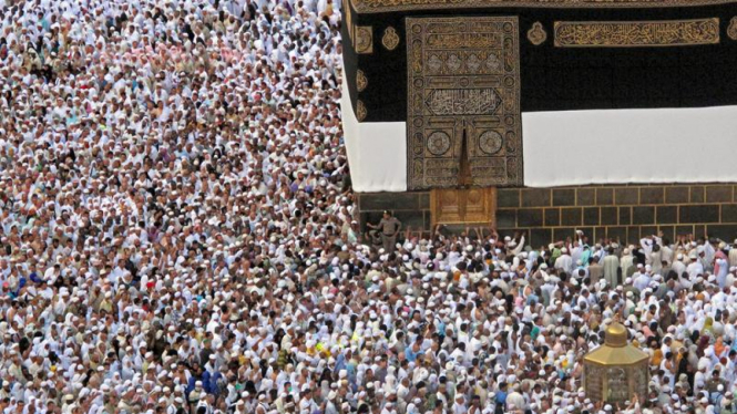 Saat musim haji, Kiswah akan dilipat ke atas sehingga terlihat lapisan bawahnya yang berwarna putih.