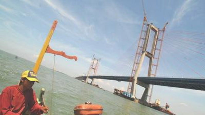 Jembatan Suramadu.